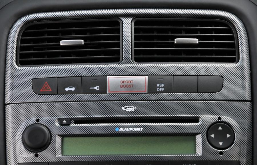 Детали интерьера Abarth Grande Punto (199) 2008 года  (UK) (фото 2 из 29)